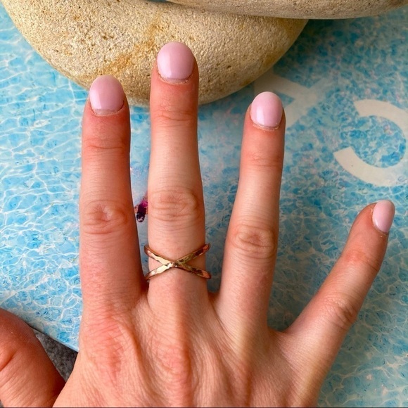 *2/$15* Dark Gold Hammered "X" Metal Ring - Picture 1 of 7